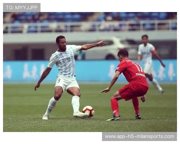 未来之星:他们会成为球队的核心吗?,未来之星足球队的教练和小队员正在研究